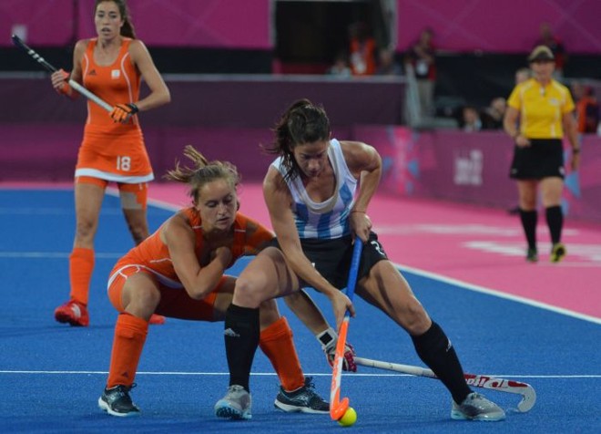 Disputa de bola: partida entre holandesas e Leonas foi equilibrada | 