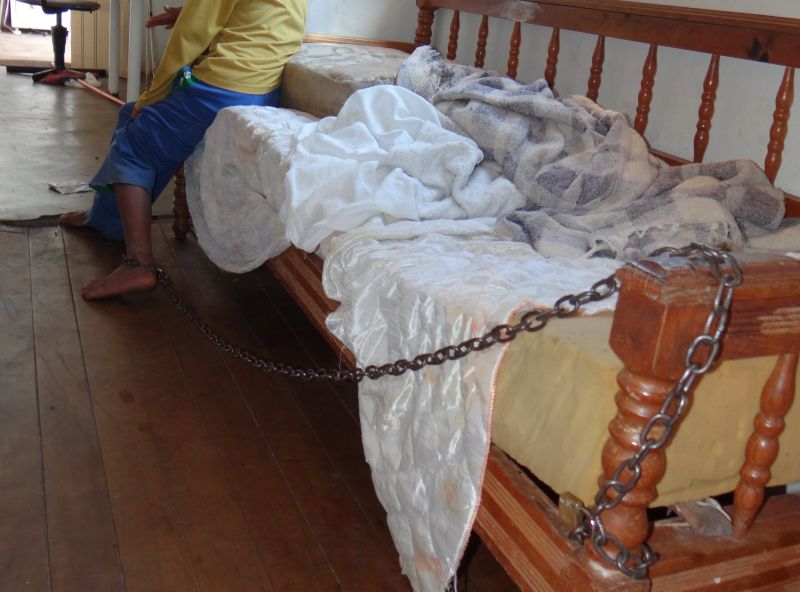Menino era mantido acorrentado à cama para que seus pais pudessem trabalhar | Luiz Guilherme Brandani