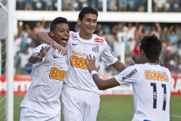 Junto de novo após a volta de André ao Santos, trio formado ainda por Ganso e Neymar comemora na Vila Belmiro | Edu Saraiva / Folhapress