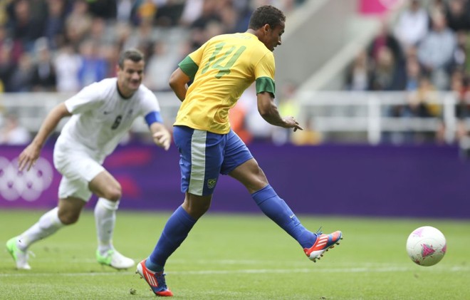 Marcado a distância por Nelsen, Danilo passa a bola no 3 a 0 sobre a Nova Zelândia, em Newcastle |