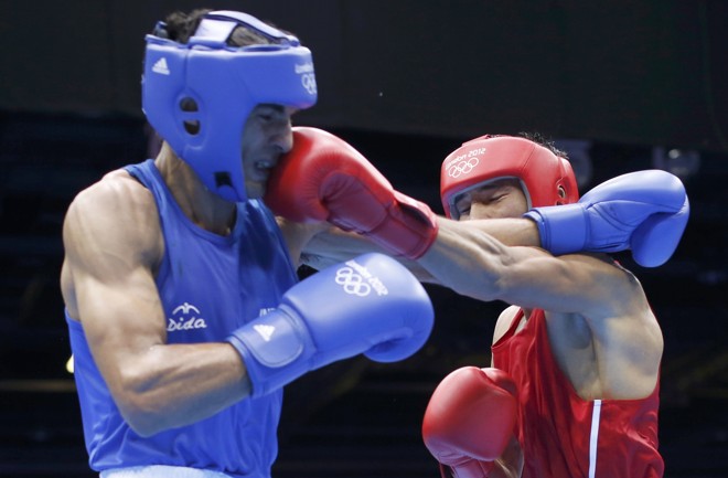 O casaque Gani Zhailauov (dir) luta contra o indiano Jai Bhagwan, no boxe | 