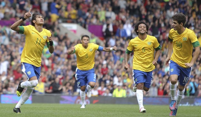 Neymar, Thiago Silva (ao fundo), Marcelo e Oscar comemoram o gol da virada sobre a Bielorrússia, que garantiu o Brasil nas quartas de final |