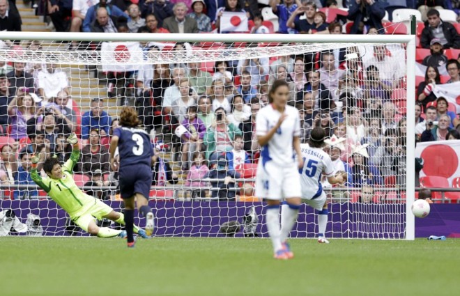 Goleira para um lado, bola para o outro: Bussaglia chuta para fora o pênalti que poderia ter mudado a história da primeira semifinal do futebol feminino |