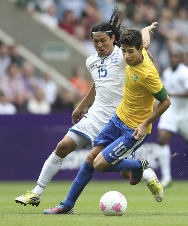 Na marcação a Oscar, o hondurenho Espinoza, que fez um gol e foi expulso no 3 a 2 do Brasil sobre Honduras, em Newcastle, pelas quartas de final |