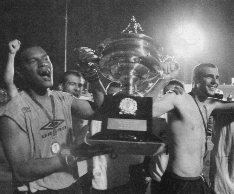 Flávio e Gustavo com a taça de campeão: festa que a diretoria atleticana não viu | Arquivo/ Gazeta do Povo