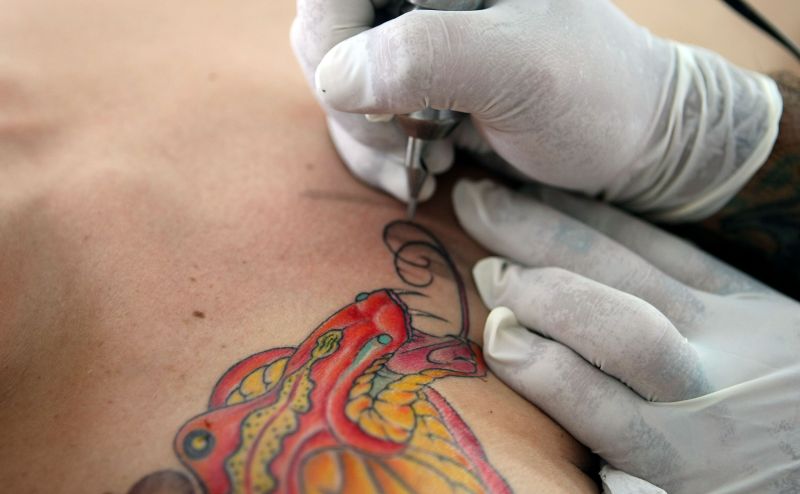 Especialistas recomendam escolher bem o tatuador, porque provar problema no serviço é complicado | Valterci Santos/Arquivo/ Gazeta do Povo