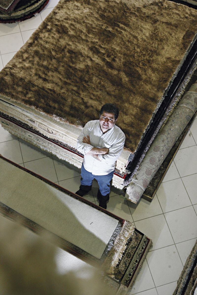 Fiz vários cursos para me especializar e hoje já tenho objetivos traçados para os próximos cinco anos. Entre os projetos a que estou me dedicando está, no futuro, a abertura de franquias da minha empresa.Carlos Marinho Guedes, proprietário da Cia do Tapete | Felipe Rosa/ Gazeta do Povo