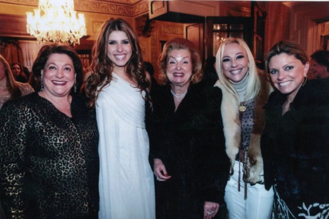 A pianista Júlia DAgostini, de branco, cercada pelas elegantes Liana Veiga Lopes, Terezinha Doring Cunha Pereira, Viviane Malucelli e Rossana Lazzarotto de Oliveira, que assinava o elogiado decor. Júlia surpreendeu pelo talento e arrebatadora beleza |