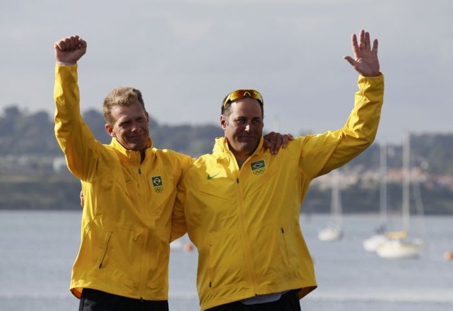 Scheidt e Prada celebram bronze na vela. Robert Scheidt tornou-se, ao lado de Torben Grael, maior medalhista brasileiro na história dos Jogos |