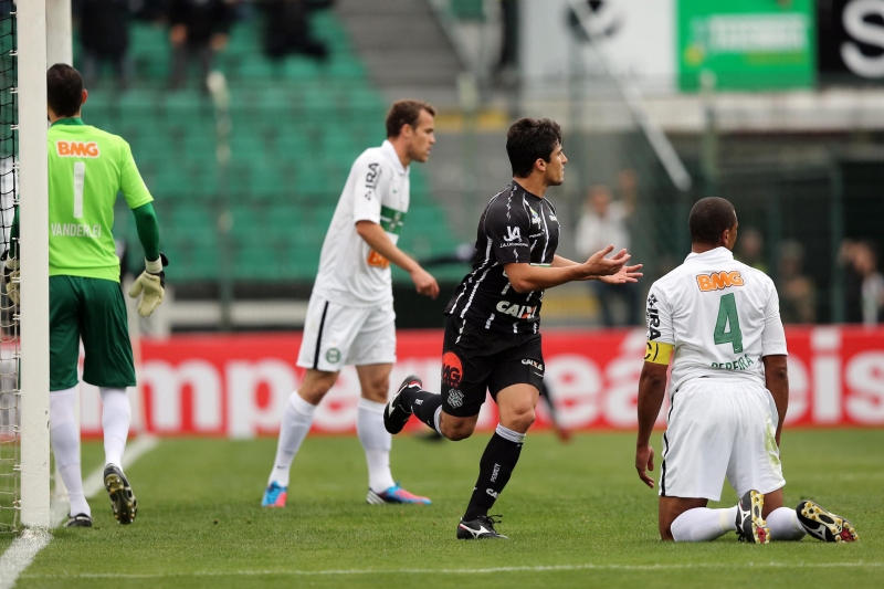 Aloísio entre Chico (à esq.) e o capitão Pereira: zaga alviverde, a mais vazada do campeonato, deu muito espaço para o atacante, autor dos três gols do Figueira | Cristiano Andujar/ FolhaPress