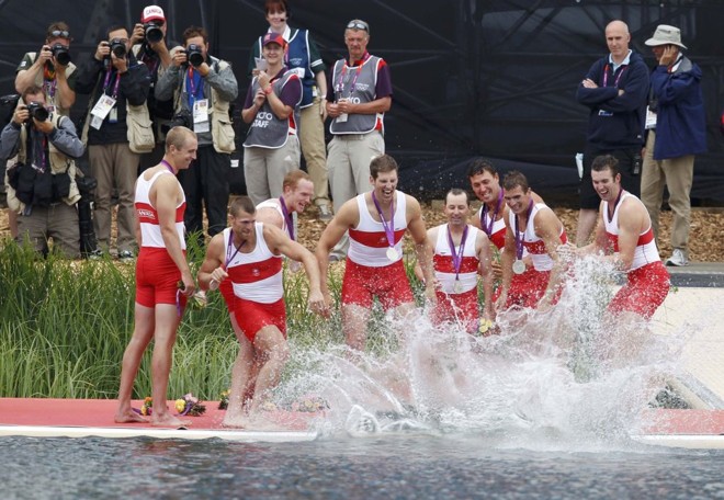 Time de remo do Canadá jogam companheiro na água para celebrar a medalha de prata |