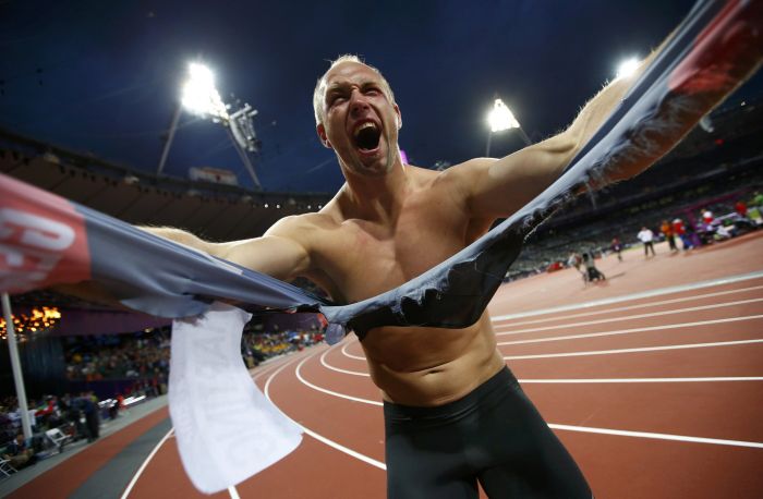 Robert Harting durante sua comemoração: levou o ouro, mas perdeu pertences pessoais | Kai Pfaffenbach/Reuters