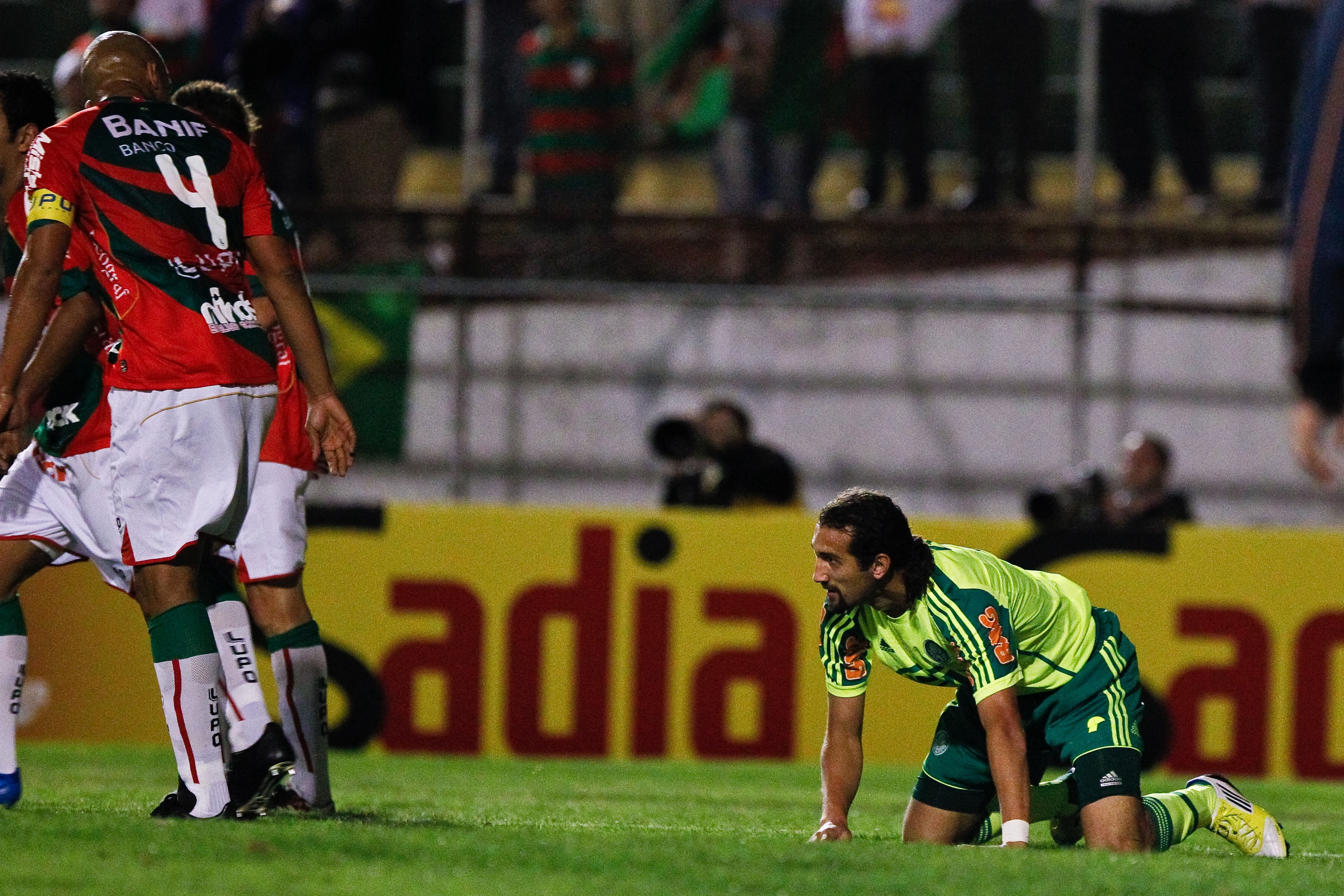 Palmeiras, do centroavante Barcos, foi goleado pela Lusa no Canindé | Folhapress