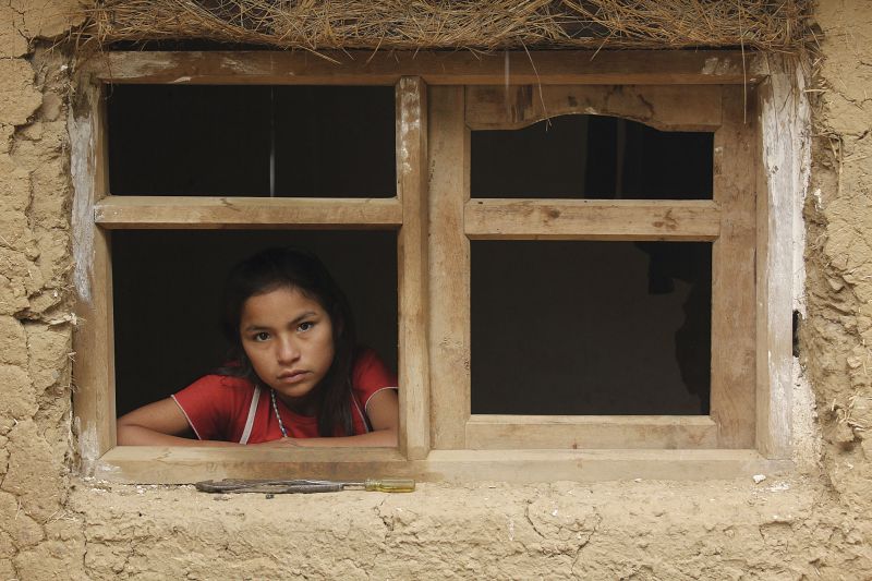 A menina Sonia Veizaga na janela sem vidro de sua casa: como os pais e irmãos, ela tem Doença de Chagas | Vânia Alves / Divulgação