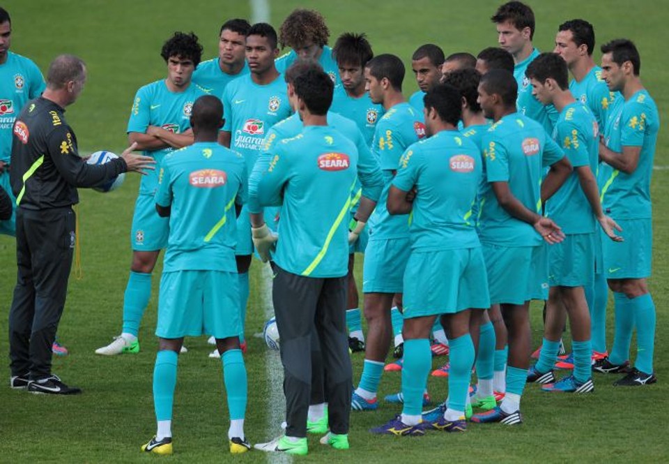 Mano Menezes conversa com os jogadores no treino desta segunda-feira em Estocolmo | Rafael Ribeiro / CBF