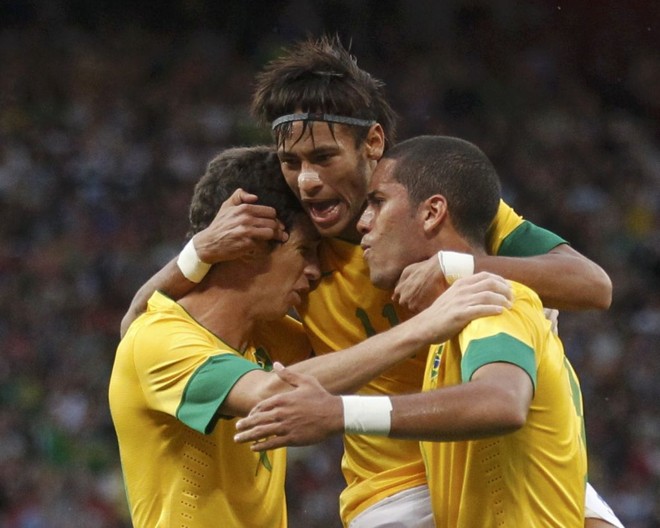 Rômulo (dir) recebe o cumprimento de Neymar e Oscar pelo seu gol no 3 a 0 sobre a Coreia do Sul, em Manchester, na semifinal |