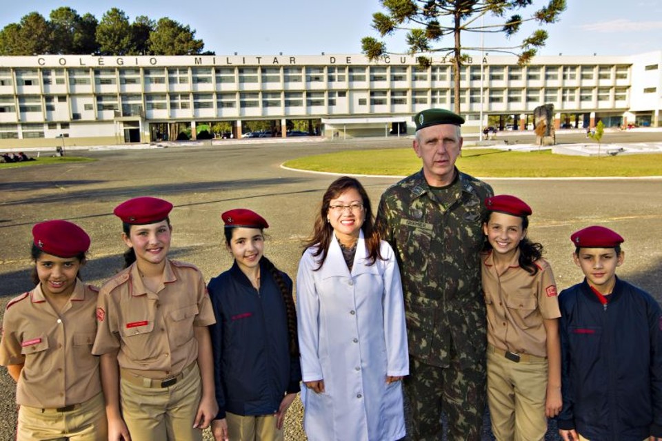 O coronel André Germer e alunos do Colégio Militar: professores e infraestrutura fazem a diferença | Antônio Costa/Gazeta do Povo