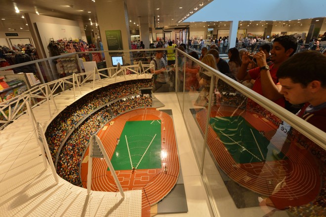 Visitantes observam uma versão lego do Estádio Olímpico, em um shopping de Londres | 