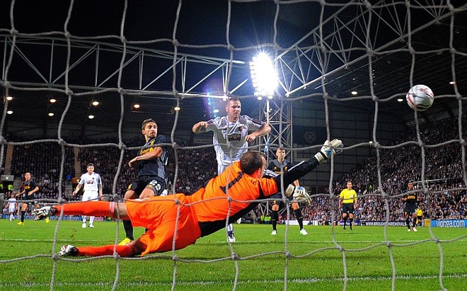 Andy Webster, de branco, desviou contra o próprio gol na derrota do Hearts para o Liverpool em Edimbugo | Andrew Yates / AFP