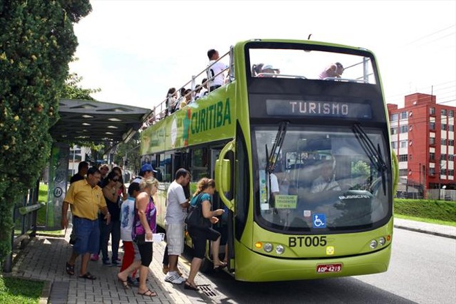 Passageiros embarcam na Linha Turismo da capital. | Divulgação/Prefeitura de Curitiba