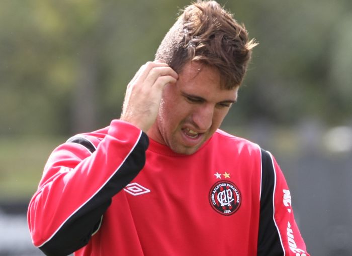 Bruno Furlan se lesionou ao pisar em um buraco no péssimo gramado de Guaratinguetá | Aniele Nascimento / Gazeta do Povo