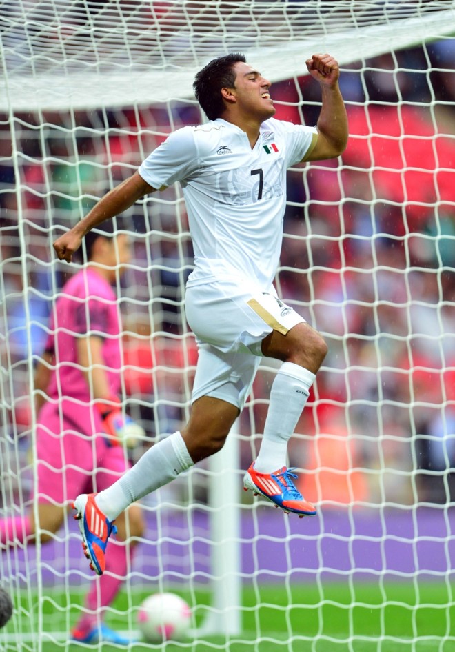 Japão vacila: O México venceu o Japão por 3 a 1, de virada, para chegar à final contra o Brasil. Mas o time da América do Norte não teve moleza. Otsu fez para os orientais e Fabián empatou ainda na etapa inicial. Os mexicanos chegaram ao gol da virada apenas aos 19 minutos do segundo tempo. Peralta recuperou a bola e chutou de fora da área, no ângulo direito de Gonda. Um golaço. Cortes (foto), que acabara de entrar na partida, invadiu a área pela direita, nos acréscimos, e definiu a vitória. Sobre a decisão com o Brasil, o técnico Luis Tena disse que será 