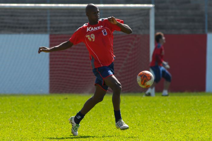 O zagueiro Amarildo é um dos sete pendurados no Tricolor | Daniel Caron / Gazeta do Povo