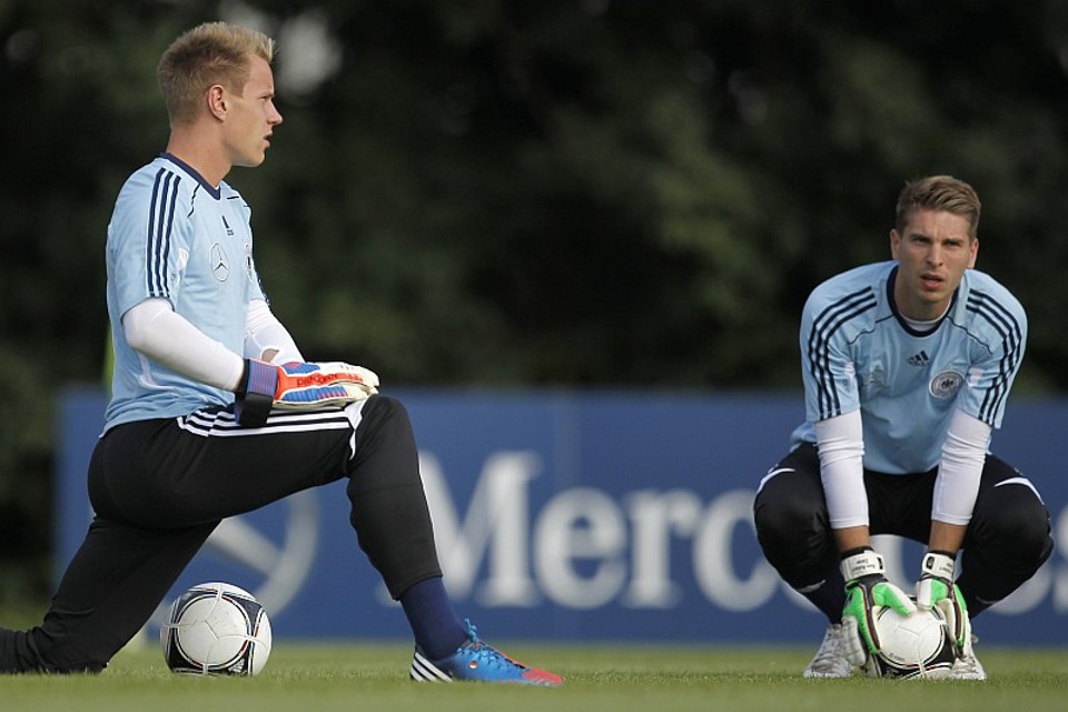 Marc-Andre ter Stegen, à esquerda, foi chamado para substituir Neuer, ficando no banco de Robert Zieler, À direita | Alex Domanski / Reuters