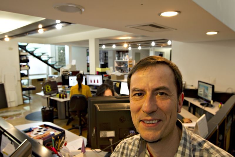 Silvio Silva, da Lumen Design, empresa onde todos os funcionários escutam a mesma música: opção por sintonizar uma rádio | Antônio Costa/ Gazeta do Povo