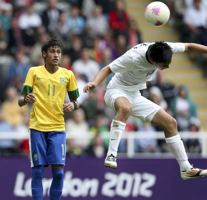 Howeson sobe mais alto que Neymar, na partida em que o Brasil fez 3 a 0 nos neozelandeses, em Newcastle |