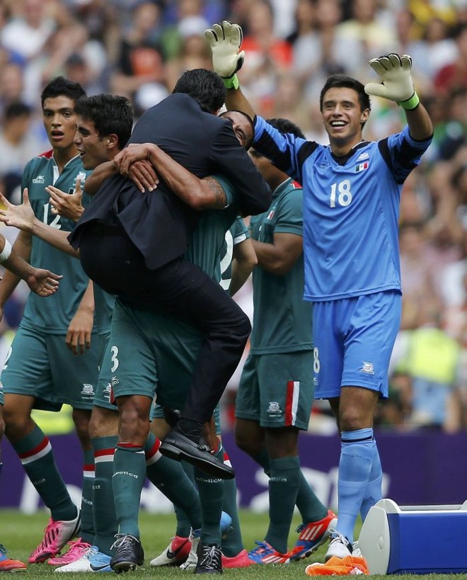 Comemoração teve abraço no técnico mexicano | 