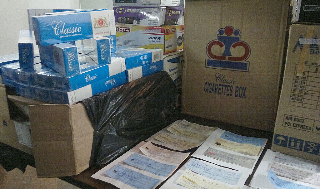 Cigarros e eletrônicos foram apreendidos na casa dos suspeitos | Patricia Pereira / Agência de Notícias Gazeta do Povo