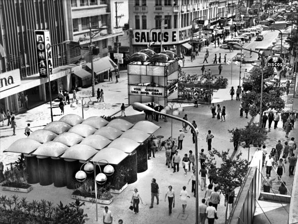 A primeira quadra a ser fechada foi entre a Marechal Floriano e a Dr. Murici. Note-se a sala de estar e a casa do ingresso. Ao fundo, a primeira quadra da XV com movimento de carros, em 1972 | Acervo Cid Destefani