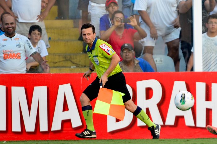 O bandeira Emerson Augusto de Carvalho durante o clássico de domingo entre Santos e Corinthians na Vila Belmiro | Sérgio Barzaghi / Gazeta Press
