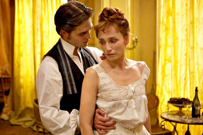 Pattinson e Kristin Scott Thomas: sedutor ambicioso | Divulgação