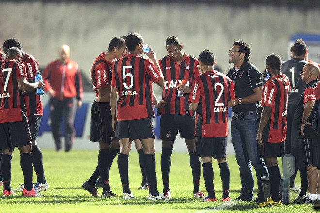 Alberto passa instruções para o time atleticano durante o tempo que o jogo ficou parado por falta de iluminação |