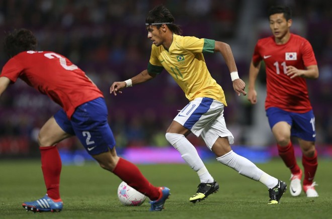 Neymar passa entre os sul-coreanos Sukyong Yun (2) e Taehee Nam (11), no 3 a 0 sobre a Coreia do Sul, em Manchester, na semifinal |