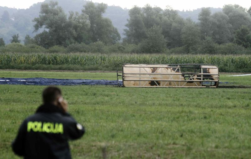 Um policial observa o local da queda do balão que matou ao menos quatro pessoas em Liubliana, capital da Eslovênia | Reuters/Srdjan Zivulovic