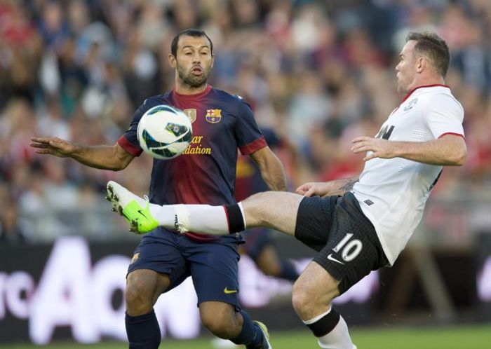 O inglês Wayne Rooney tenta a jogada vigiado pelo argentino Javier Mascherano | Bjorn Larsson Rosvall / EFE