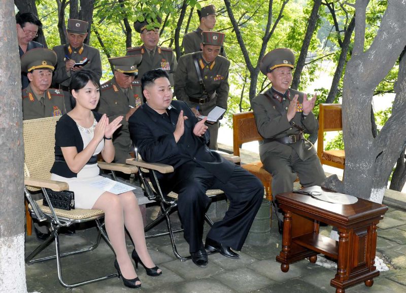 Ditador norte-coreano Kim Jong-Un com a esposa Ri Sol-Ju, que exibe uma bolsa da marca Christian Dior | REUTERS/KCNA