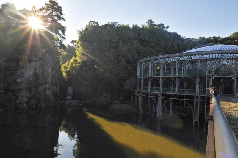 A Ópera de Arame, um dos cartões-postais de Curitiba: concessão prevê obras de revitalização dos espaços | Daniel Caron/ Gazeta do Povo