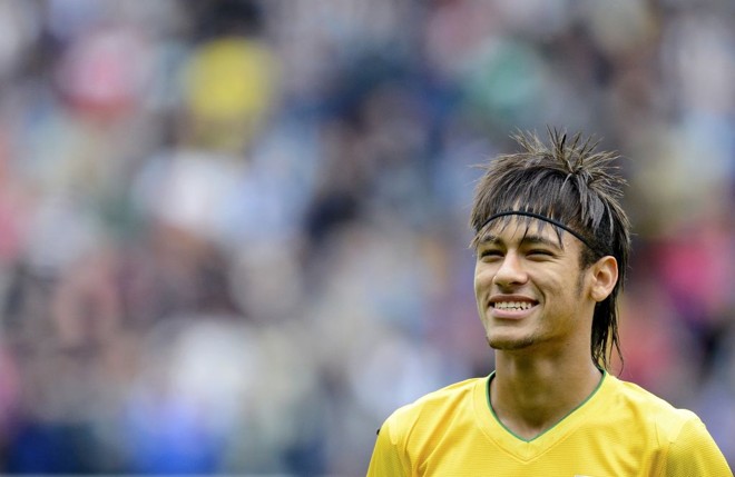 Neymar sorri durante a partida contra a Nova Zelândia |