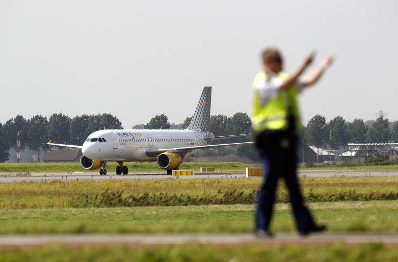 Aeronave da companhia espanhola Vueling depois de pousar no aeroporto de Schiphol. | Bas Czerwinski/ AFP