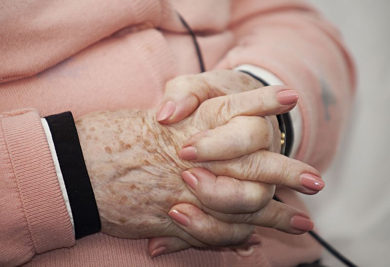 Nos detalhes as mãos de Bunia. Ela conta que se cansa muito de falar sobre o Holocausto, por causa de tanta dor que sofreu | Alexandre Mazzo/ Gazeta do Povo