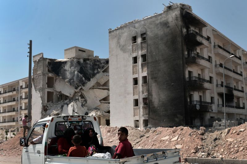 Civis evacuam Aleppo devido aos confrontos entre opositores e forças do governo. | Aris Messinis/ AFP