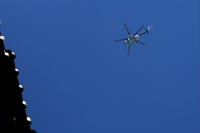 Um helicóptero do governo sobrevoa Aleppo | AFP