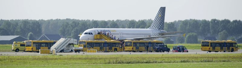 Avião foi cercado por equipes de segurança e de serviço logo após a aterrissagem | Reuters/Robin van Lonkhuijsen/United Photos