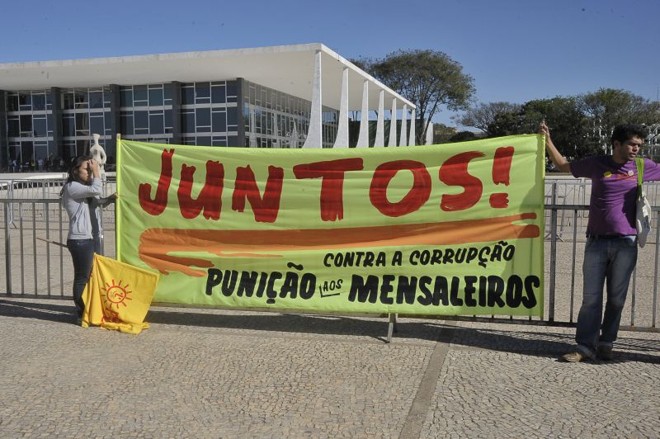 Manifestantes em frente ao STF, em Brasília, durante o julgamento do mensalão |