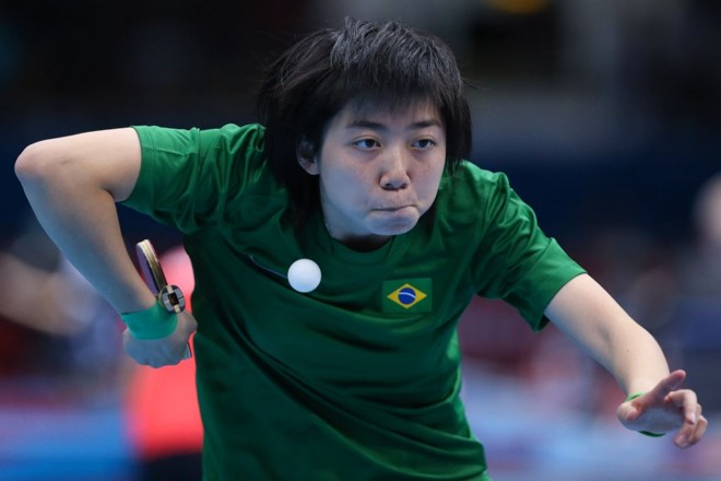 Gui Lin, chinesa naturalizada brasileira, prepara o saque: eliminação por equipes | 
