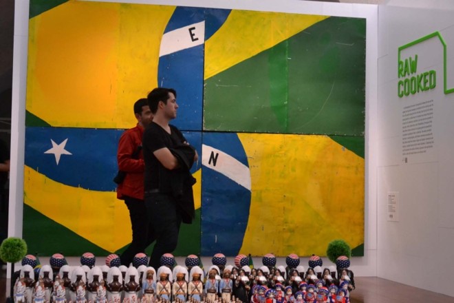 O inglês Mark Runacus e seu amigo, o brasileiro Ricardo Pereira, que visitaram a exposição brasileira |